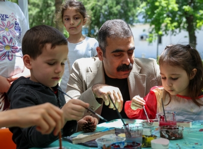Di çalakiya Cejna Zimanê Kurdî de zarok bi dilê xwe şa bûn
