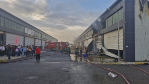 Oto Sanayi Sitesi’ndeki yangın İtfaiye ekiplerinin müdahalesiyle söndürüldü