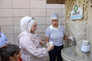 Şaredarî li ber 3 nexweşxaneyan lîmonatayê belav dike
