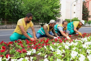 “Tam Kapanma”da Diyarbakır çiçeklerle süslendi