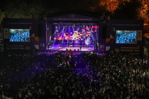 Sur Kültür Yolu Festivali 10 binlerce kişinin katılımıyla başladı