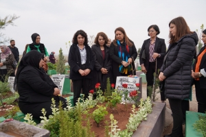 Eş Başkan Bucak'tan Rojin Kabaiş ve Narin Güran'ın mezarına ziyaret