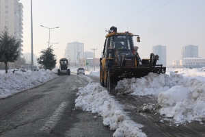 Kent genelinde karla m&uuml;cadele s&uuml;r&uuml;yor