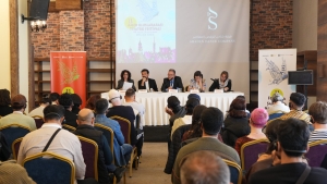 Savaşın g&ouml;lgesinde tiyatroyu anlattılar