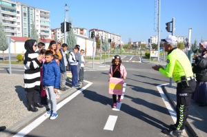 Özel gereksinimli öğrencilere uygulamalı trafik eğitimi