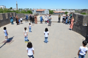 Diyarbakırlı minikler kenti turistlere tanıttı