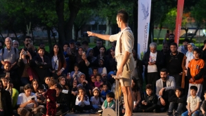 Amed Tiyatro Festivali 8&rsquo;inci g&uuml;n&uuml;nde: Hik&acirc;yeler sahnede, umut parkta yeşerdi