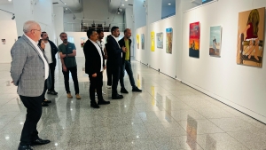Eş Başkan Hatun, çocukların resimlerinden oluşan sergiyi gezdi