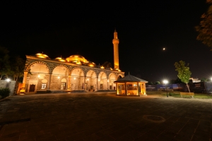 Diyarbakır’ın sembollerinden Kurşunlu Cami ışıklandırıldı