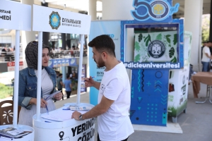 DBB ‘Kampüste Çözüm’ standıyla öğrencileri dinliyor