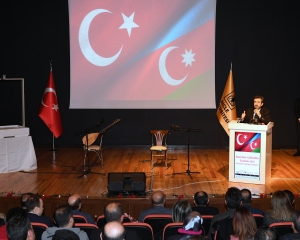 Güzeloğlu ‘Ağlayan Karanfiller Azerbaycan’ programına katıldı.