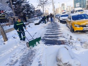 T&uuml;m birimler sahada karla m&uuml;cadele ediyor
