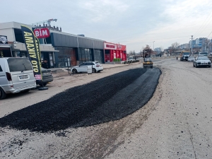 B&uuml;y&uuml;kşehir Belediyesi bozulan yollara yağış nedeniyle ge&ccedil;ici m&uuml;dahalede bulunuyor