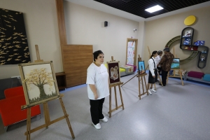Kursiyerên astengdar berhemên xwe pêşan dan