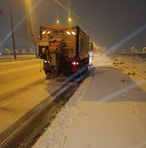Bi bar&icirc;na berf&ecirc; re t&icirc;man li qad&ecirc; dest bi xebat&ecirc; kir