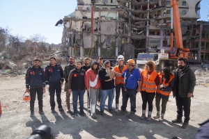 Ağır hasarlı sitede son kedinin kurtarılmasıyla arama kurtarma çalışması tamamlandı