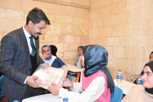 Akademi Lise öğrencilerine kitap setleri hediye edildi