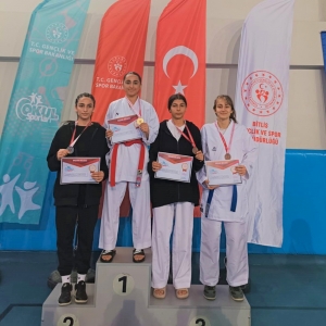 Sporbaza Şaredarî madalyaya zerd girewt