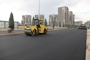 Kayapınar’da 3 caddeye 22 bin ton asfalt serildi