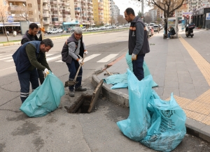 Diyarbakır&rsquo;da yağmur suyu hattı mazgallarından 270 ton atık &ccedil;ıkarıldı