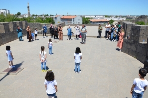 Zarokên Diyarbekirî bajêr bi turîstan da nasandin