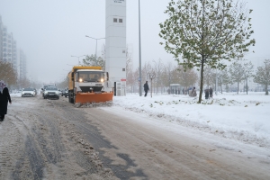 DBB ekipleri karla m&uuml;cadele &ccedil;alışmalarını s&uuml;rd&uuml;r&uuml;yor