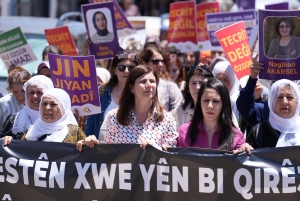 Eş Başkan Bucak, Lice&#039;de kadın ve çocuk ölümlerine karşı düzenlenen yürüyüşe katıldı