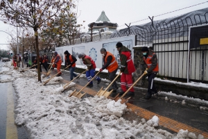 Vatandaşların güvenliği için kaldırımlarda kar temizleme çalışması