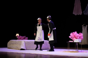 'Hizmetçiler' oyunu festival sahnesinde