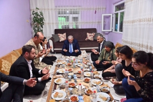 Karaloğlu şehit ailesinin iftar sofrasına misafir oldu
