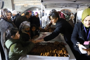 Kadir Gecesi&rsquo;nde yurttaşlara tatlı ikramı
