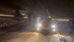 Yoğun kar yağışıyla kapanan yolda mahsur kalanlar kurtarıldı