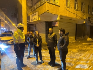 Eşbaşkan Bucak karla m&uuml;cadele &ccedil;alışmalarını sahada koordine etti