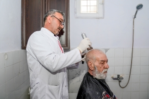 Ramazan Bayramı &ouml;ncesi yaşı ilerlemiş yurttaşlara evde berber hizmeti