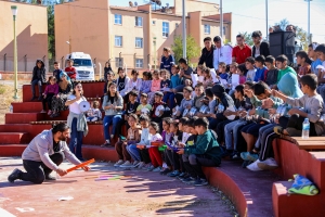 Zarok&ecirc;n taxan bi huner&ecirc; re şa b&ucirc;n