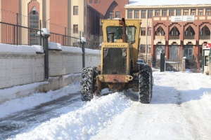 Okul yolları temizleniyor