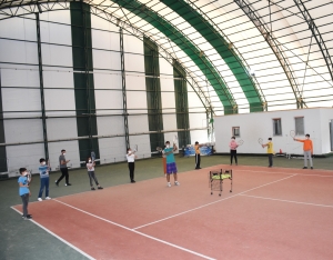 Bilgi Evi öğrencilerine tenis kursu