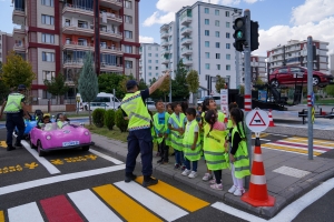 Öğrencilere uygulamalı trafik eğitimi