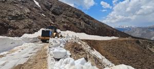 Kulp&rsquo;ta &ccedil;ığ ve heyelan nedeniyle hasar g&ouml;ren yollar onarılıyor