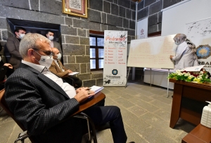 Vali Münir Karaloğlu, Kürtçe dil dersine katıldı