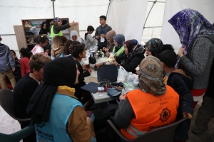 Atolyeyên hunera destî ji bo jinên zelzele lêqewimî bûne navendên psîkoterapiyê