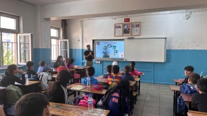 Öğrencilere çevre temizliği eğitimi