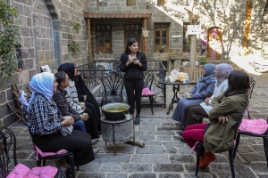 Kadınlar doğal şifa karışımlarını öğreniyor