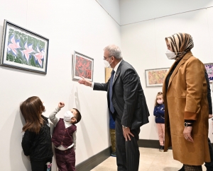 Karaloğlu ailesi “Ebru Sanatının Minik Kalplerden Yansıması” sergisini açtı