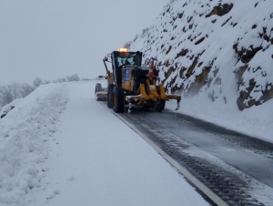 Kar yağışıyla kapanan kırsal mahalle yolları a&ccedil;ılıyor