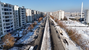 T&uuml;m yolların ara&ccedil; trafiğine a&ccedil;ık olduğu kentte buzlanmaya karşı m&uuml;cadele s&uuml;r&uuml;yor