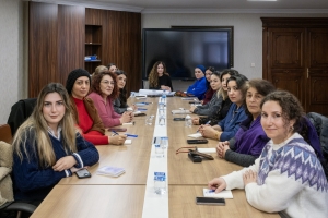 Jin d&ecirc; bi perwerdehiya maf&ecirc;n bingeh&icirc;n bi h&ecirc;z bibin