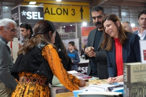 Eşbaşkanlar, Diyarbakır Kitap Fuarı’nı ziyaret etti