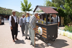 Di kelegerma havînê de lîmonatê pêşkêşî welatiyan dikin