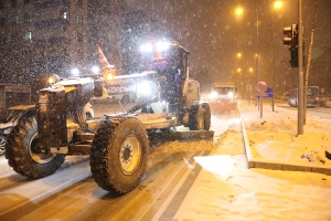 Kar yağışıyla birlikte ekipler sahada &ccedil;alışmalara başladı